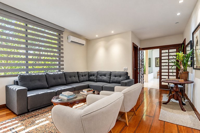 Mansion with sea view in São Conrado