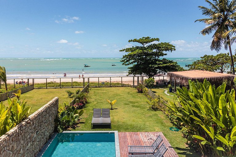 Vila à beira-mar com piscina de borda infinita em Milagres -