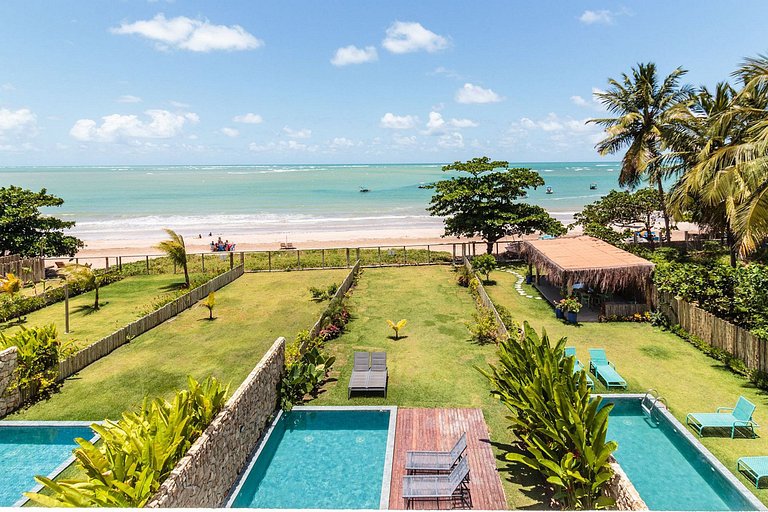 Vila à beira-mar com piscina de borda infinita em Milagres -
