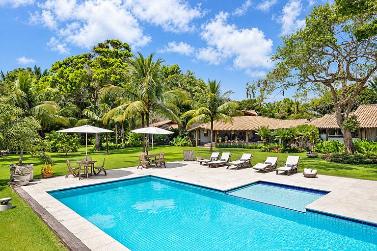 Villa with Pool and 8 Suites in Trancoso