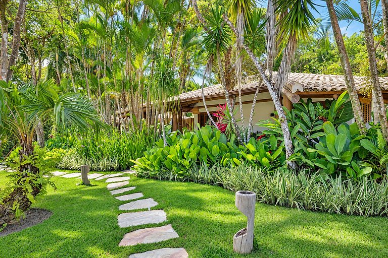Villa with Pool and 8 Suites in Trancoso
