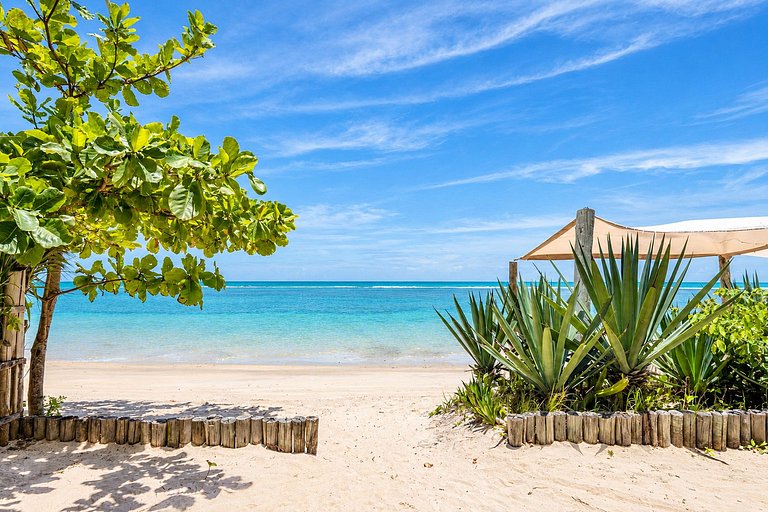 Villa with Pool and 8 Suites in Trancoso