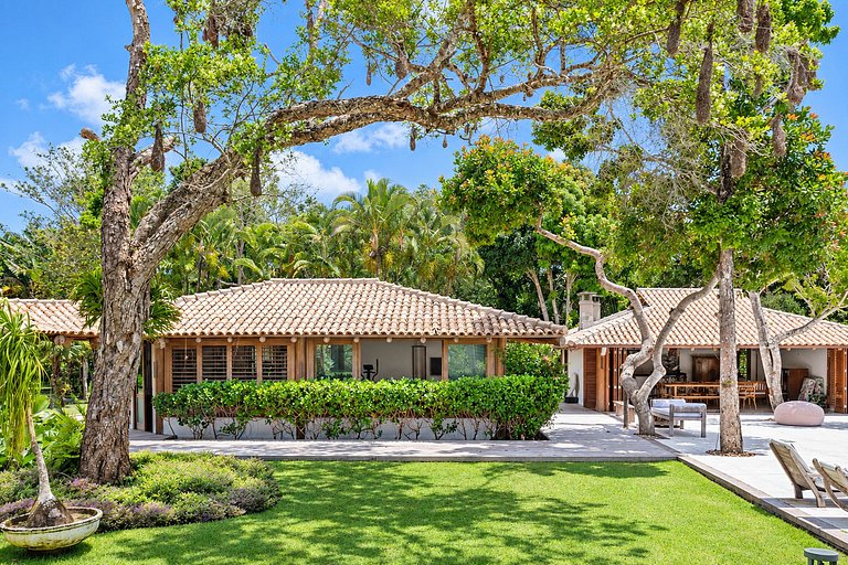 Villa with Pool and 8 Suites in Trancoso