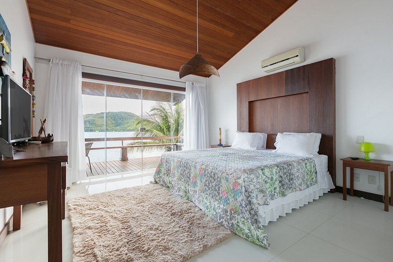Ang001 - Beautiful villa oceanfront in Angra dos Reis with 9