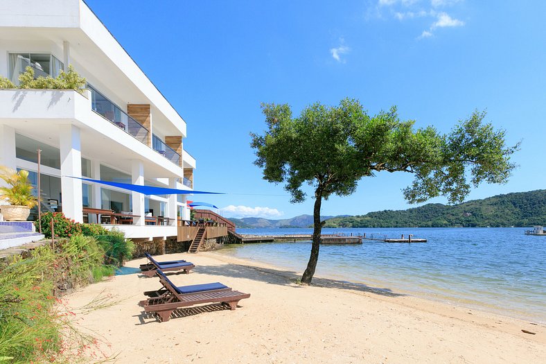 Ang002 - Beautiful 9 suites oceanfront villa in Angra dos Re