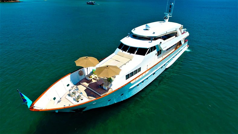 Luxurious 106ft yacht for rent - Boa004